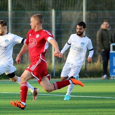 Das Bild zeigt Nico Heuser, der sich im Laufduell mit einem Gegenspieler befindet.