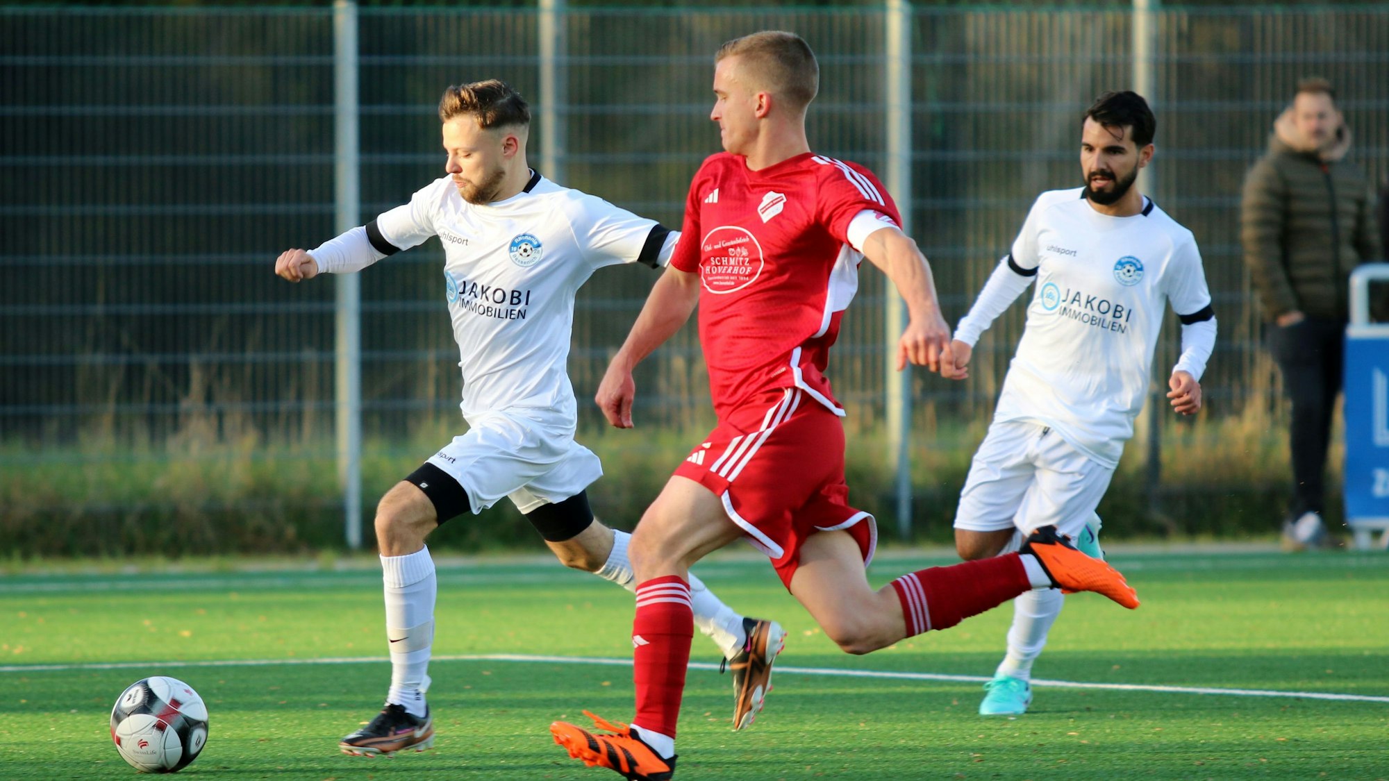 Das Bild zeigt Nico Heuser, der sich im Laufduell mit einem Gegenspieler befindet.