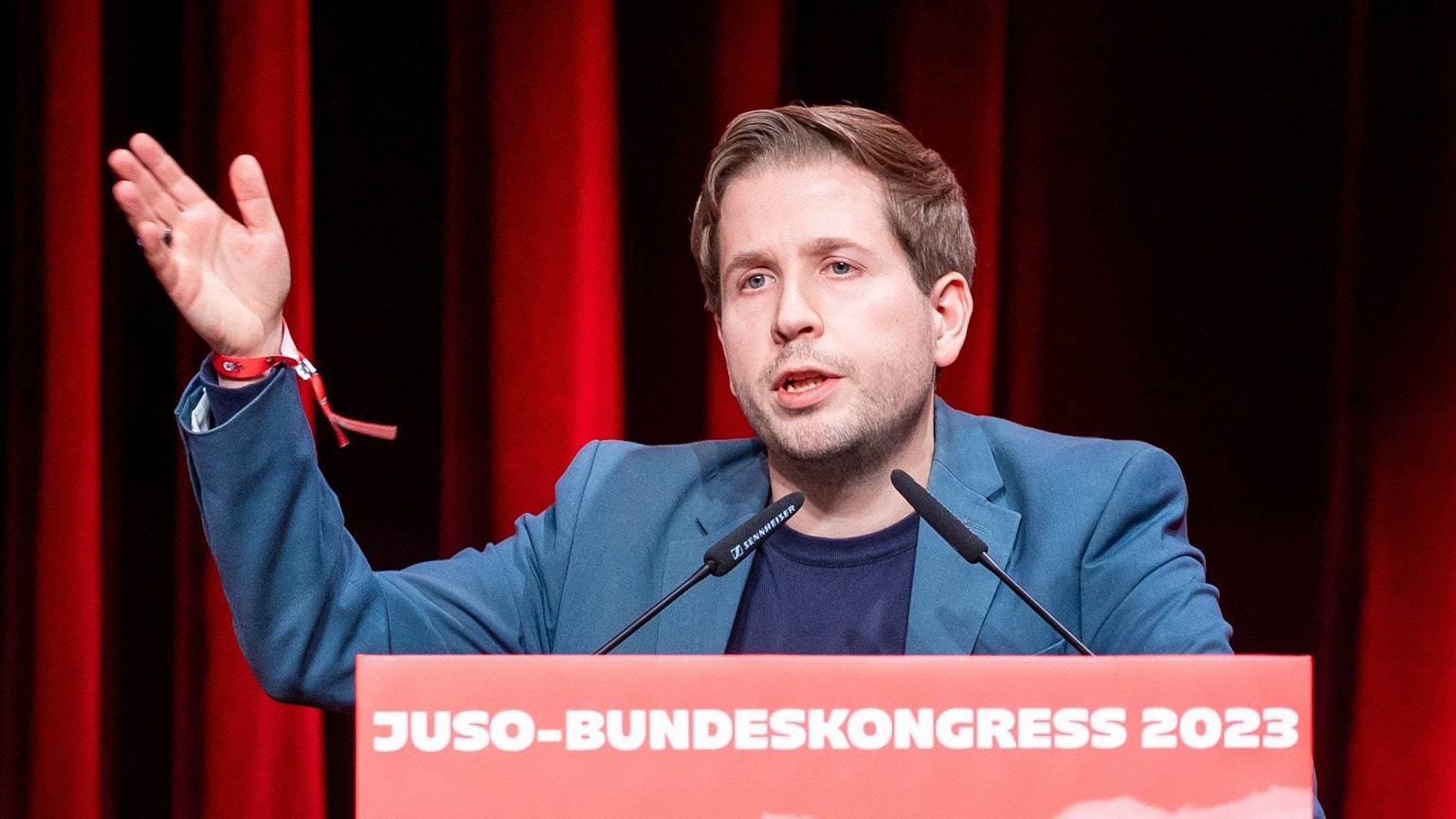 18.11.2023, Niedersachsen, Braunschweig: Kevin Kühnert, Generalsekretär der SPD, spricht beim Bundeskongress der Jungsozialisten (Jusos). Foto: Moritz Frankenberg/dpa +++ dpa-Bildfunk +++