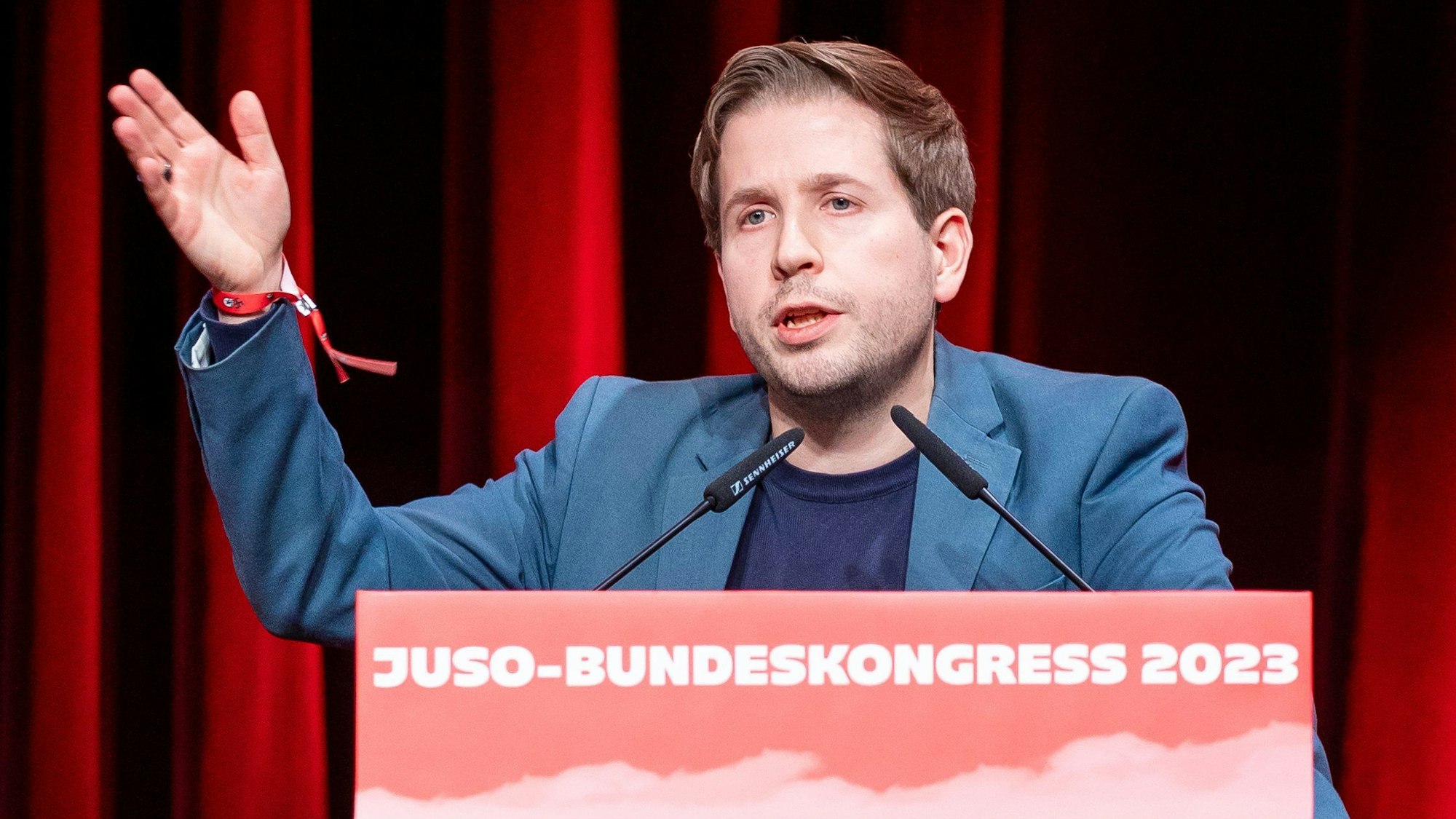18.11.2023, Niedersachsen, Braunschweig: Kevin Kühnert, Generalsekretär der SPD, spricht beim Bundeskongress der Jungsozialisten (Jusos). Foto: Moritz Frankenberg/dpa +++ dpa-Bildfunk +++