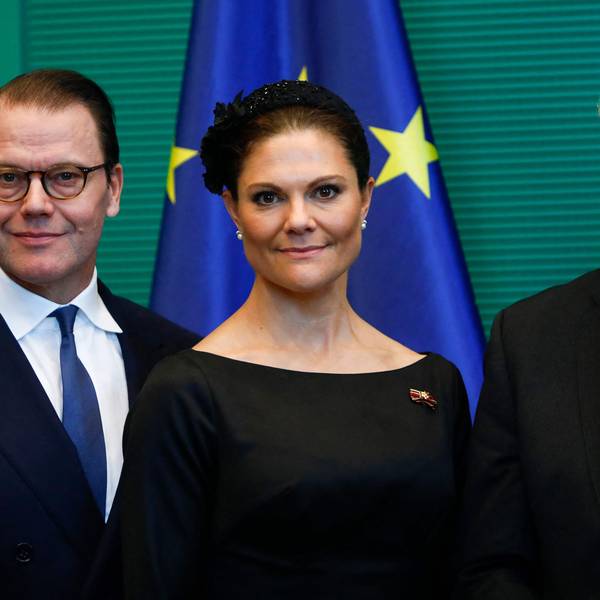 Bundespräsident Frank-Walter Steinmeier (r) posiert mit Kronprinzessin Victoria von Schweden und Kronprinz Daniel von Schweden nach einer Feierstunde im Deutschen Bundestag in Berlin am 19. November 2023, dem Gedenktag für die Opfer von Krieg und Gewaltherrschaft.