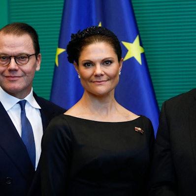 Bundespräsident Frank-Walter Steinmeier (r) posiert mit Kronprinzessin Victoria von Schweden und Kronprinz Daniel von Schweden nach einer Feierstunde im Deutschen Bundestag in Berlin am 19. November 2023, dem Gedenktag für die Opfer von Krieg und Gewaltherrschaft.