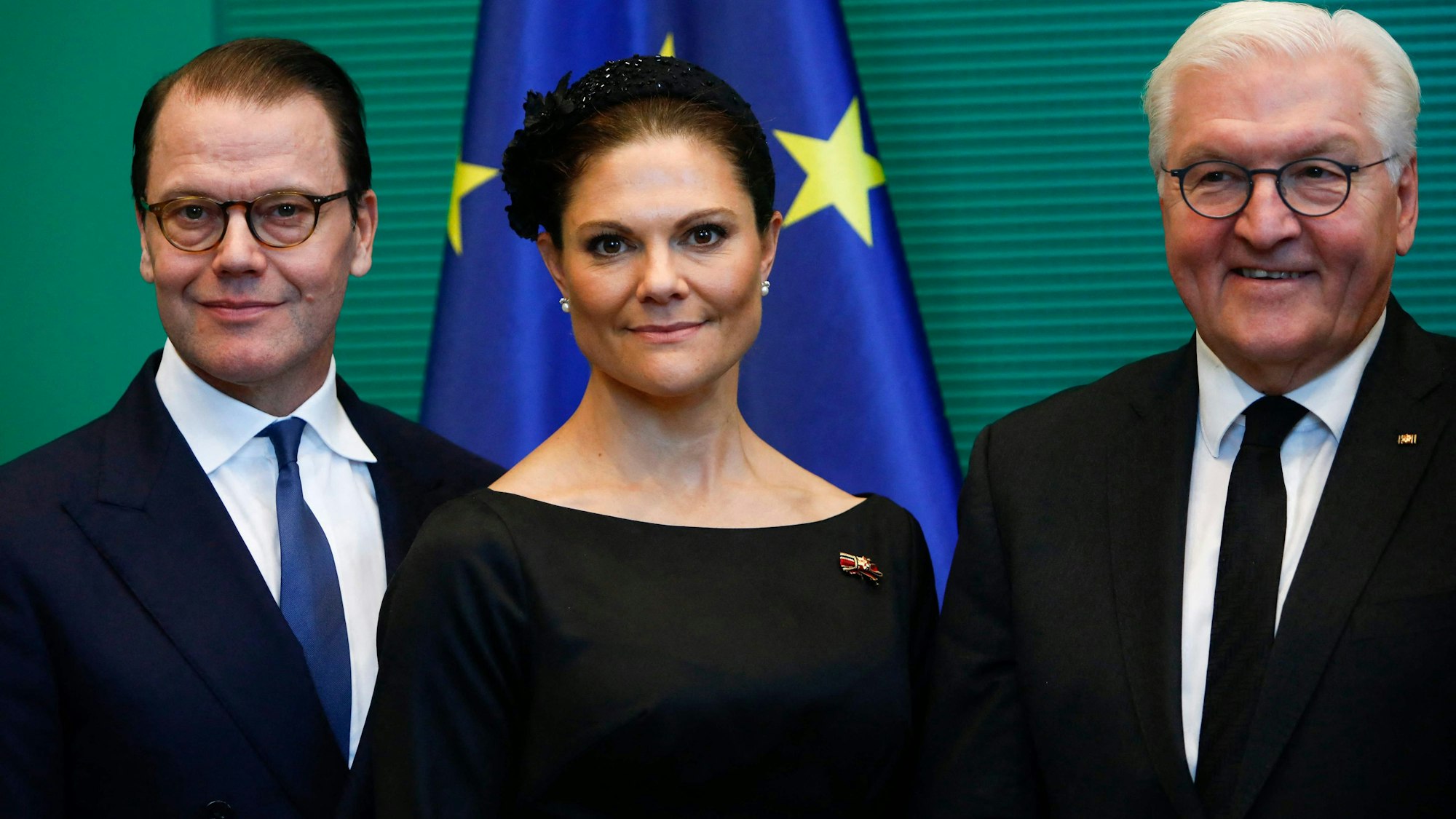 Bundespräsident Frank-Walter Steinmeier (r) posiert mit Kronprinzessin Victoria von Schweden und Kronprinz Daniel von Schweden nach einer Feierstunde im Deutschen Bundestag in Berlin am 19. November 2023, dem Gedenktag für die Opfer von Krieg und Gewaltherrschaft.