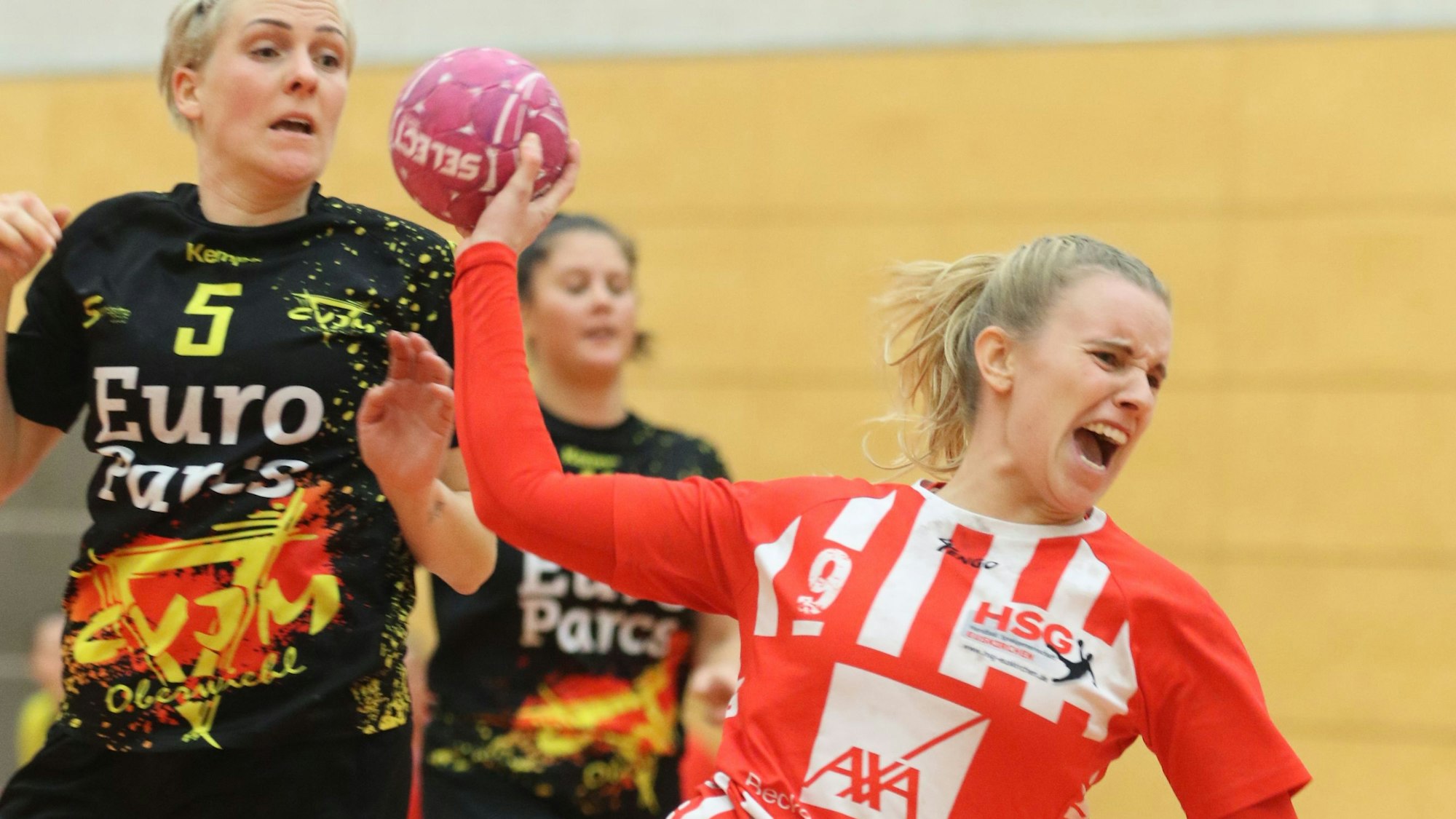 Corinna Schmitz schreit nach dem Foul auf.