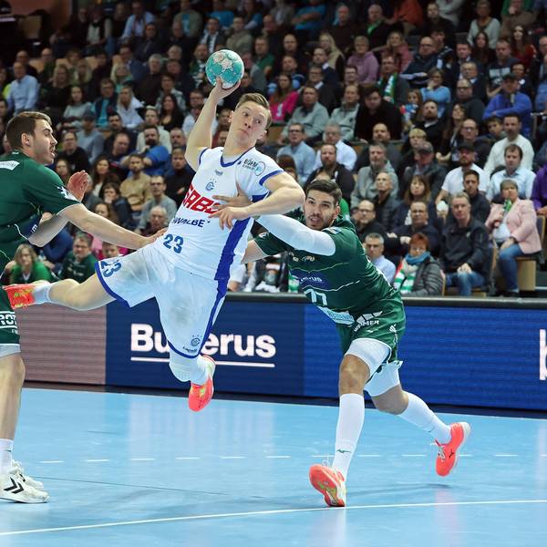 Gummersbachs Handballer Ole Pregler bei einem Wurf auf das Tor.
