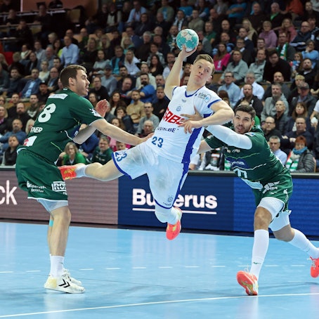 Gummersbachs Handballer Ole Pregler bei einem Wurf auf das Tor.