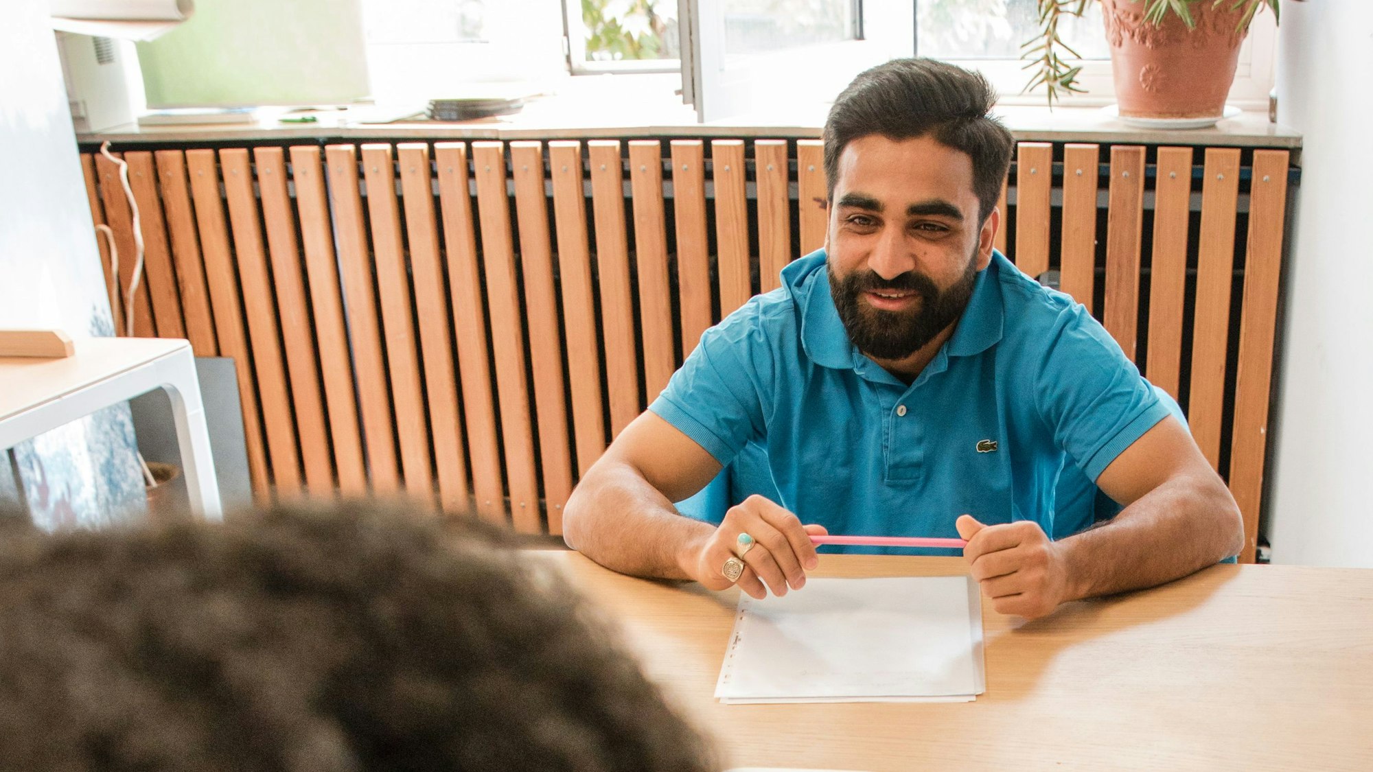 Ein Berater mit einem Studenten im Gespräch