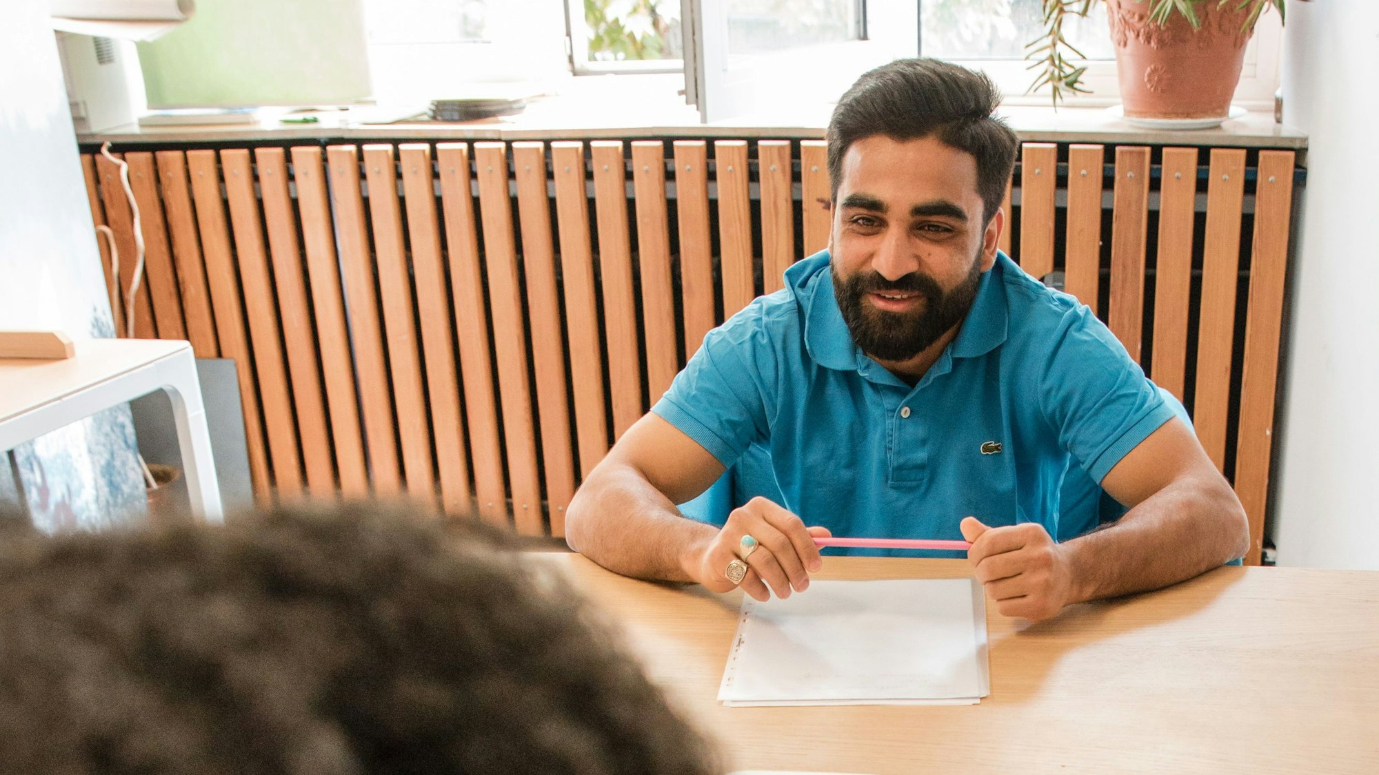 Ein Berater mit einem Studenten im Gespräch