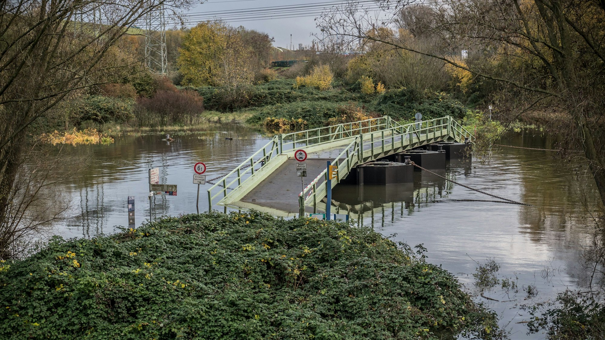 An der Pontonbrücke