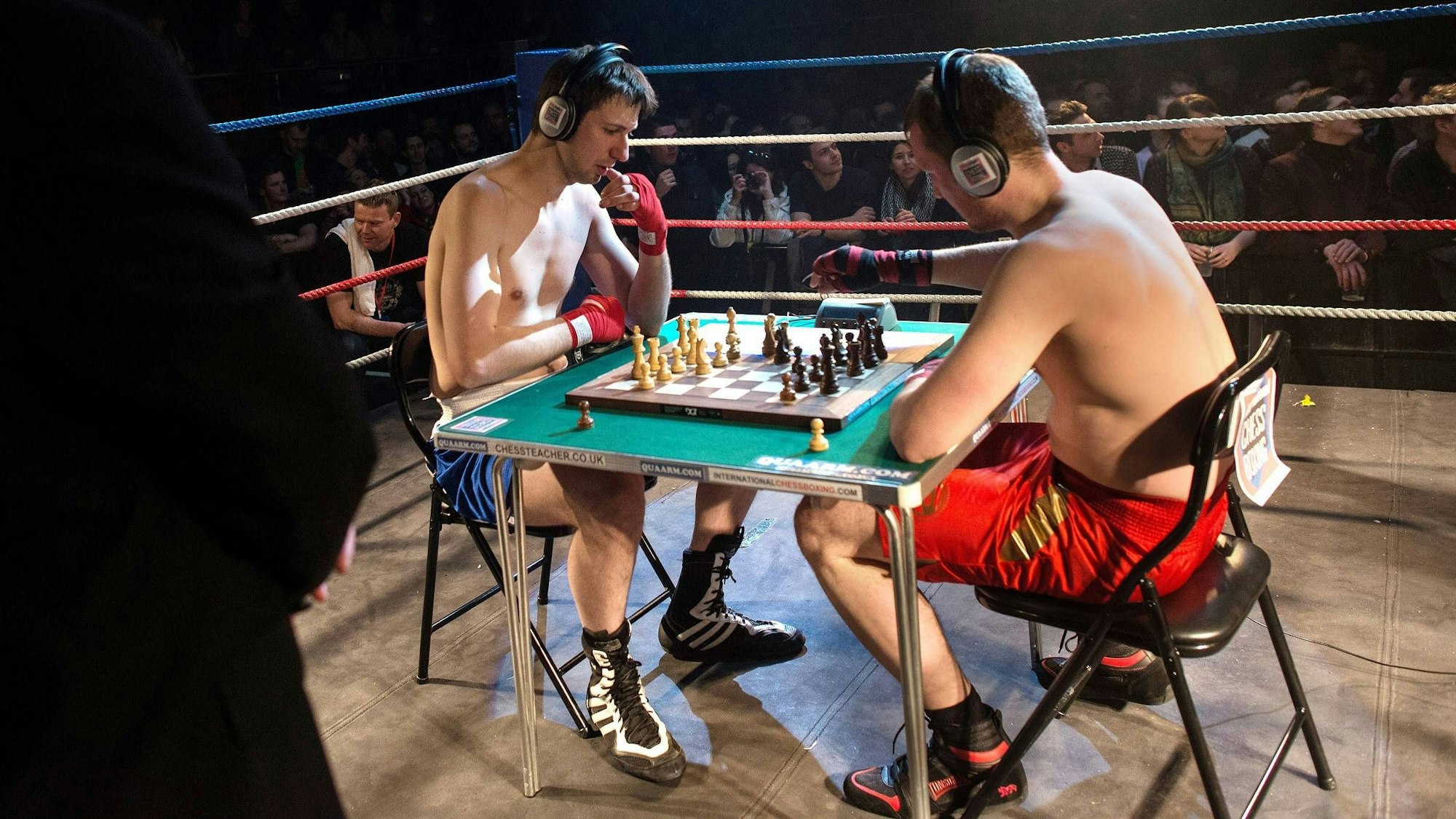 Bildnummer: 13128766 Datum: 23.03.2013 Copyright: imago/ZUMA Press
March 23, 2013 - London, England, United Kingdom - CHRIS LEVY (R) and MATT READ compete in a bout at the Chessboxing Grand Prix in Scala on Saturday night. The hybrid combines chess with boxing in alternating rounds. The winner is decided by a knockout or checkmate, whichever comes first. A full match consists of eleven rounds: six rounds of chess and five of boxing. Chessboxing Grand Prix 2013 PUBLICATIONxINxGERxSUIxAUTxONLY - ZUMA; Schachboxen xsp x0x 2013 quer Highlight premiumd Symbolfoto
Image number 13128766 date 23 03 2013 Copyright imago Zuma Press March 23 2013 London England United Kingdom Chris Levy r and Matt Read compete in A Bout AT The Grand Prix in Scala ON Saturday Night The Hybrid Chess with Boxing in Rounds The WINNER is decided by A Knockout Or Checkmate comes First A Full Match of Eleven Rounds Six Rounds of Chess and Five of Boxing Grand Prix 2013 PUBLICATIONxINxGERxSUIxAUTxONLY Zuma Chess boxing x0x 2013 horizontal Highlight premiumd Symbolic image