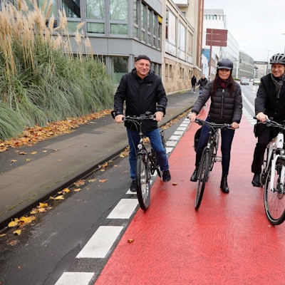 Unterwegs auf dem neuen, breiten Radstreifen der Nord-Süd-Fahrt: Jürgen Möllers, Susanne Rosenstein und Ascan Egerer (v.l.) von der Stadt.