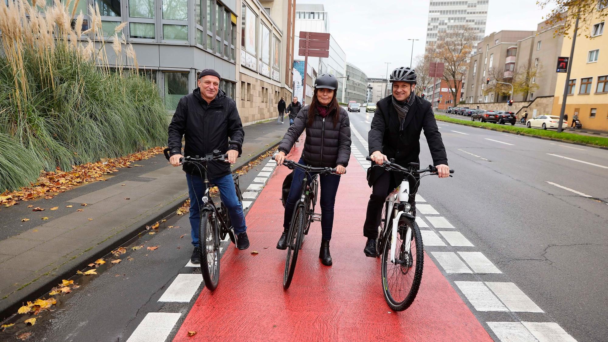 Unterwegs auf dem neuen, breiten Radstreifen der Nord-Süd-Fahrt: Jürgen Möllers, Susanne Rosenstein und Ascan Egerer (v.l.) von der Stadt.