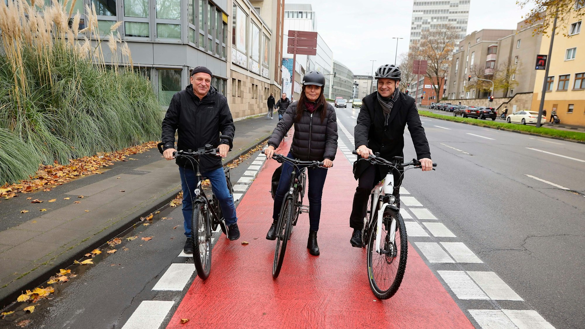 Unterwegs auf dem neuen, breiten Radstreifen der Nord-Süd-Fahrt: Jürgen Möllers, Susanne Rosenstein und Ascan Egerer (v.l.) von der Stadt.