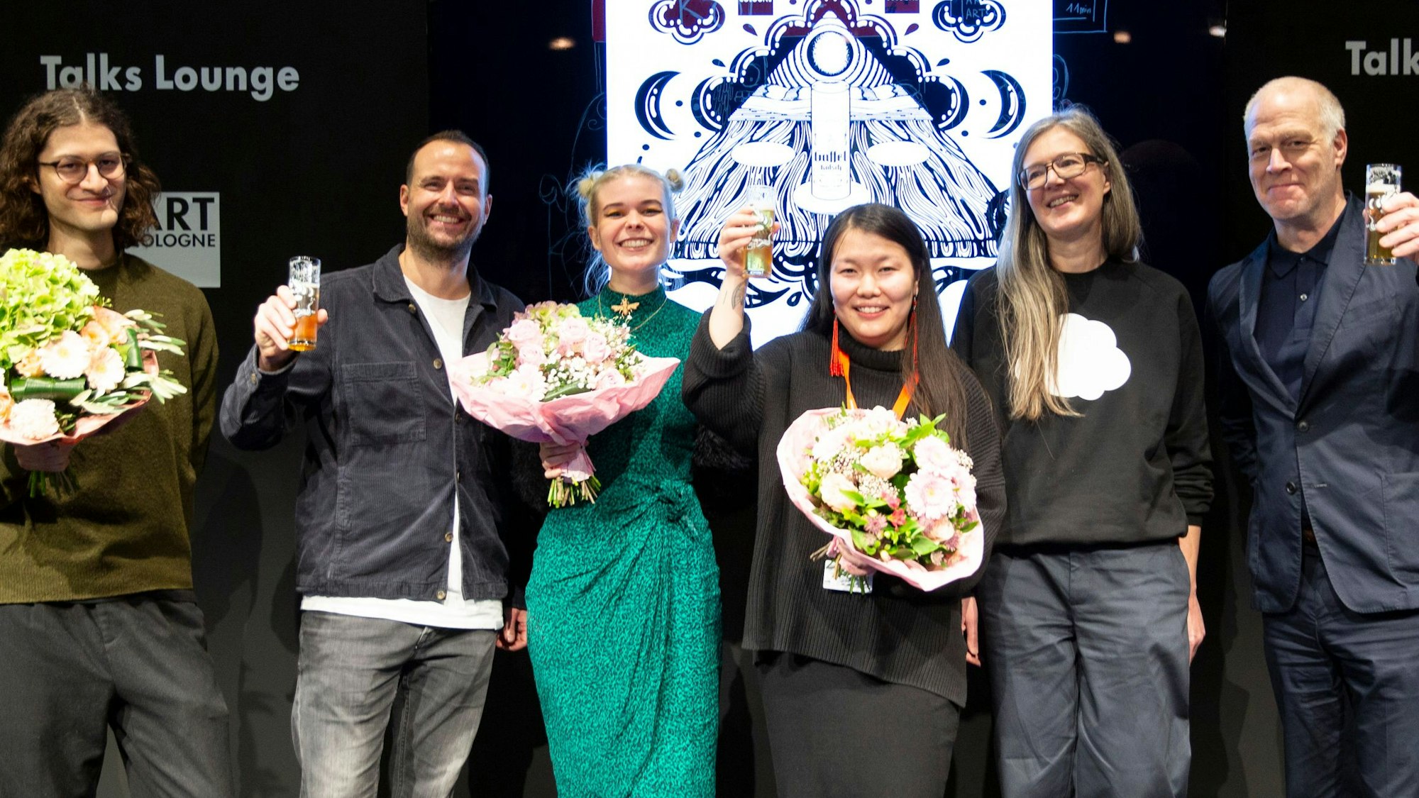 Die Künstlerin und Studentin Shuree Sarantuya posiert für das Siegerfoto.