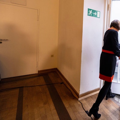 Nach ihrer Rücktrittserklärung im Landeskirchenamt in Bielefeld verlässt die westfälische Präses und EKD-Ratsvorsitzende Annette Kurschus über einen Notausgang den Saal.