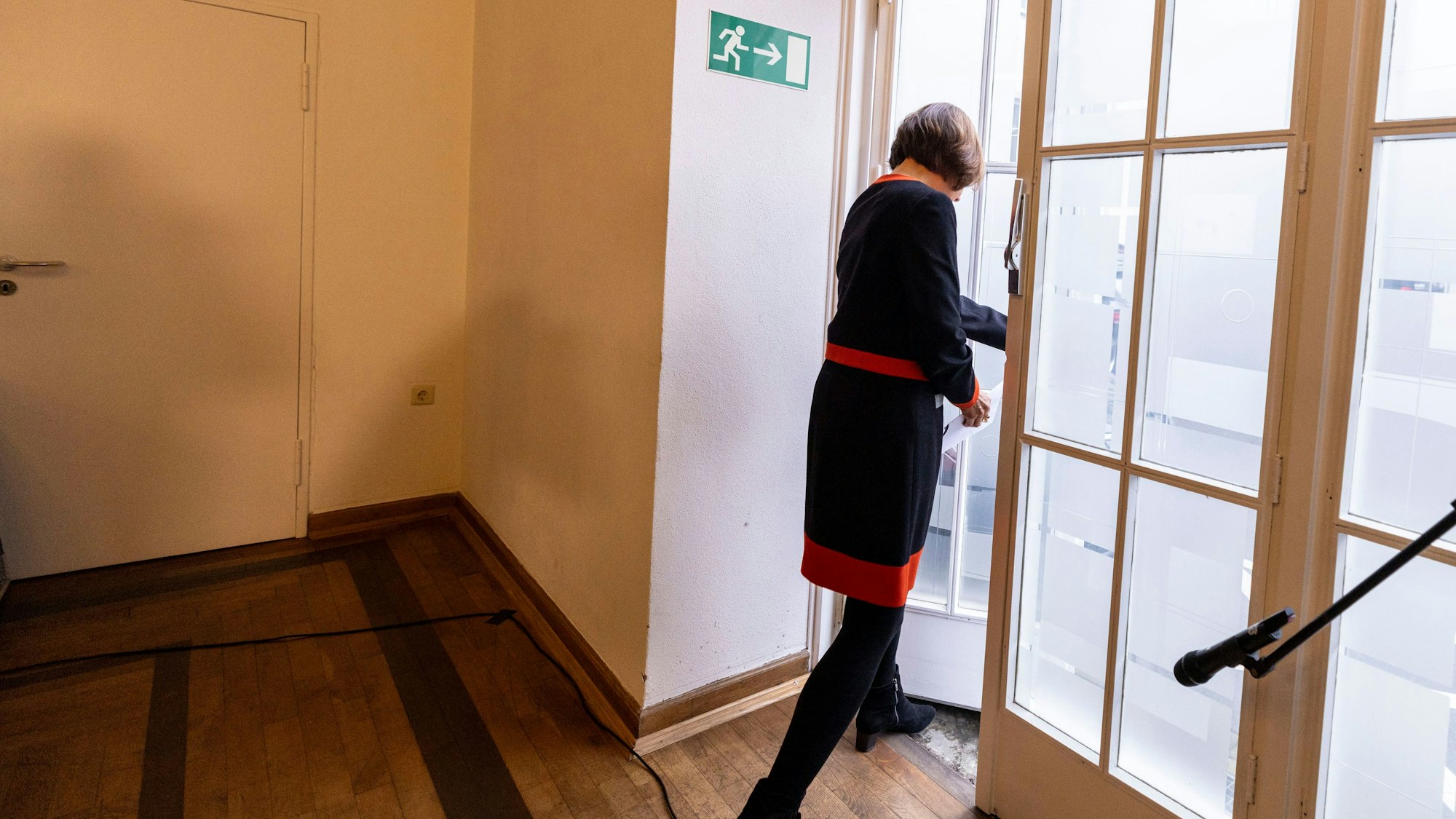 Nach ihrer Rücktrittserklärung im Landeskirchenamt in Bielefeld verlässt die westfälische Präses und EKD-Ratsvorsitzende Annette Kurschus über einen Notausgang den Saal.