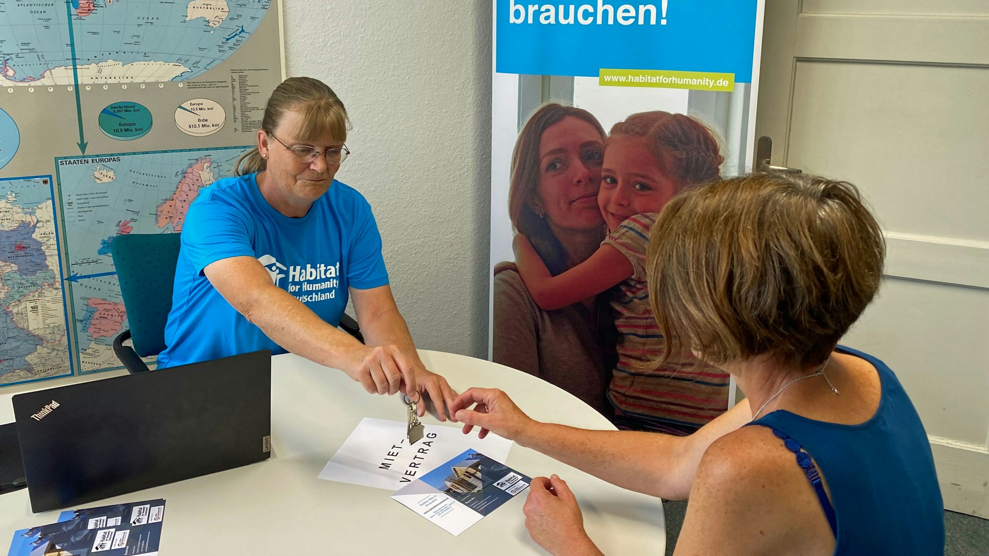 Das Team Habitat for Humanity vermittelt Wohnungen für Geflüchtete.