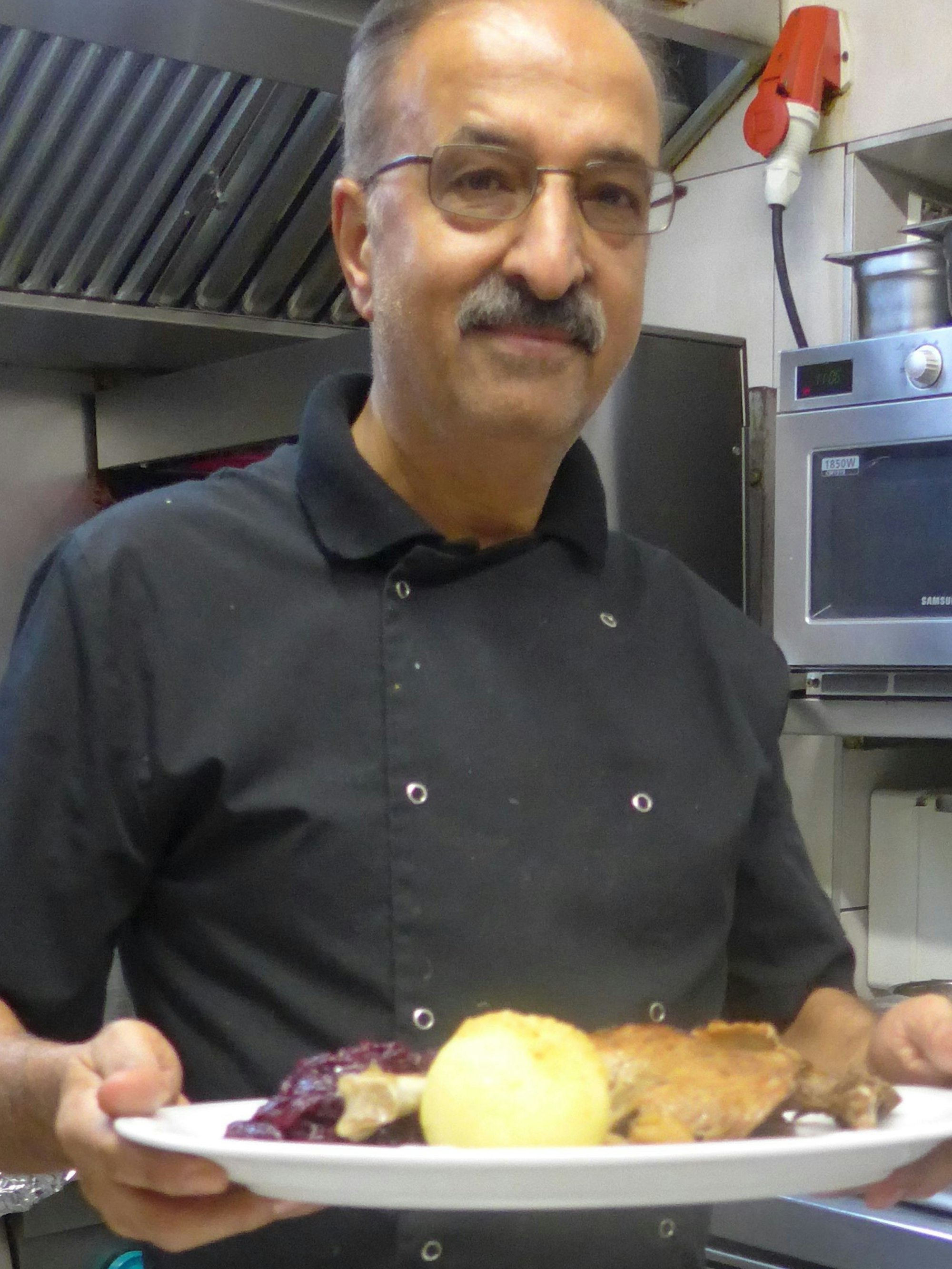Das Bild zeigt Chefkoch Suri in der Küche des Restaurants Fledermaus in Pulheim-Sinthern.