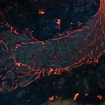 Ein von einer Drohne aufgenommenes Foto zeigt den Ausbruch des Berges Litli-Hrútur auf der Reykjanes-Halbinsel. In der Nähe des Ortes Grindavík droht der verheerendste Vulkanausbruch seit 50 Jahren.