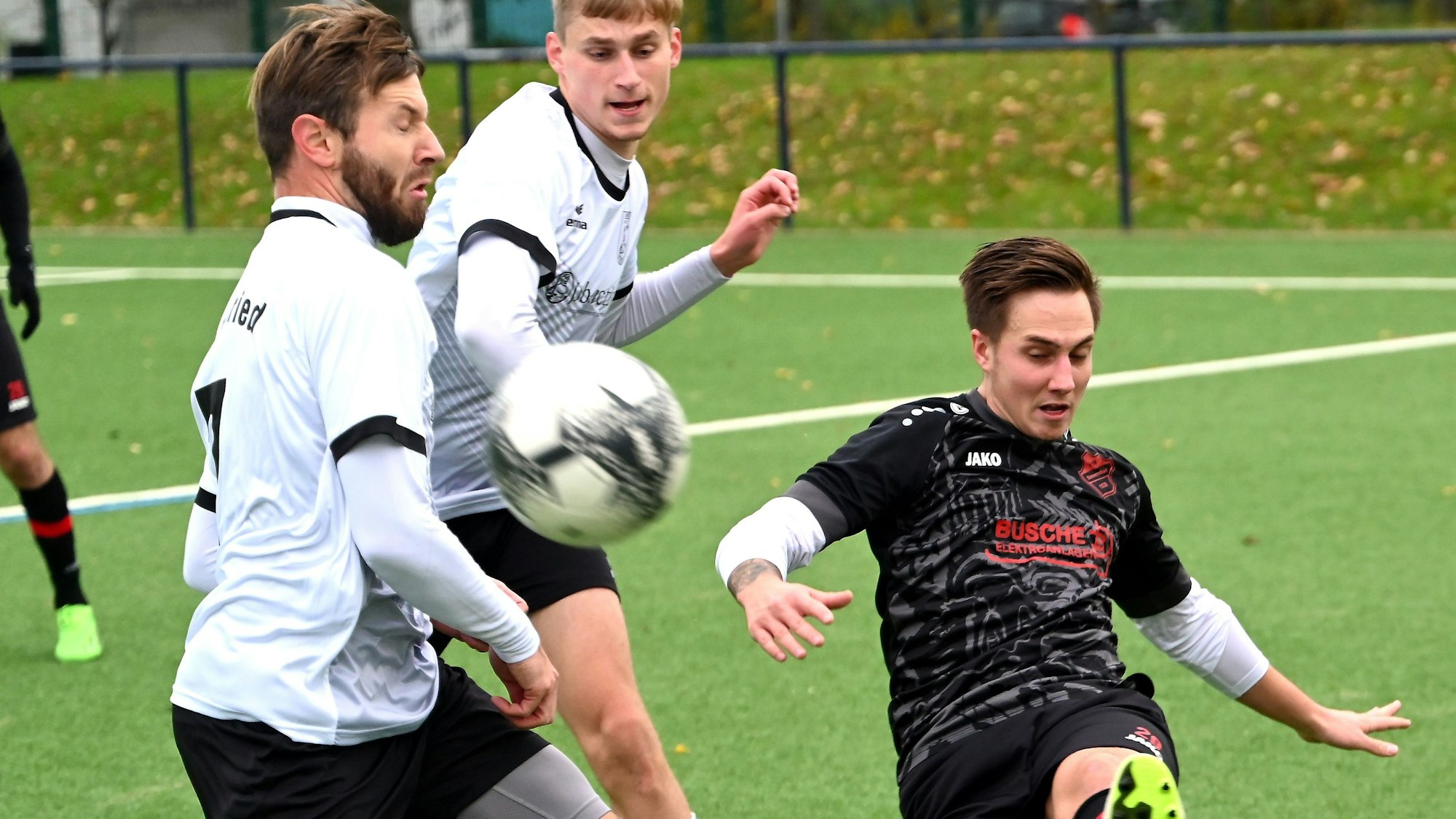 19.11.2023, Fussball-Sinnersdorf-Bergfried Leverkusen
links: Daniel Hillebrands (Leverkusen)
rechts: Sven Eßer (Sinnersdorf)
Foto: Uli Herhaus