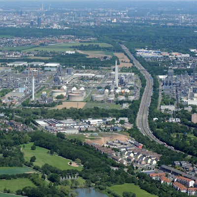 Das Luftbild zeigt einen Überblick über den Industriestandort in Wesseling und die Autobahn 555.