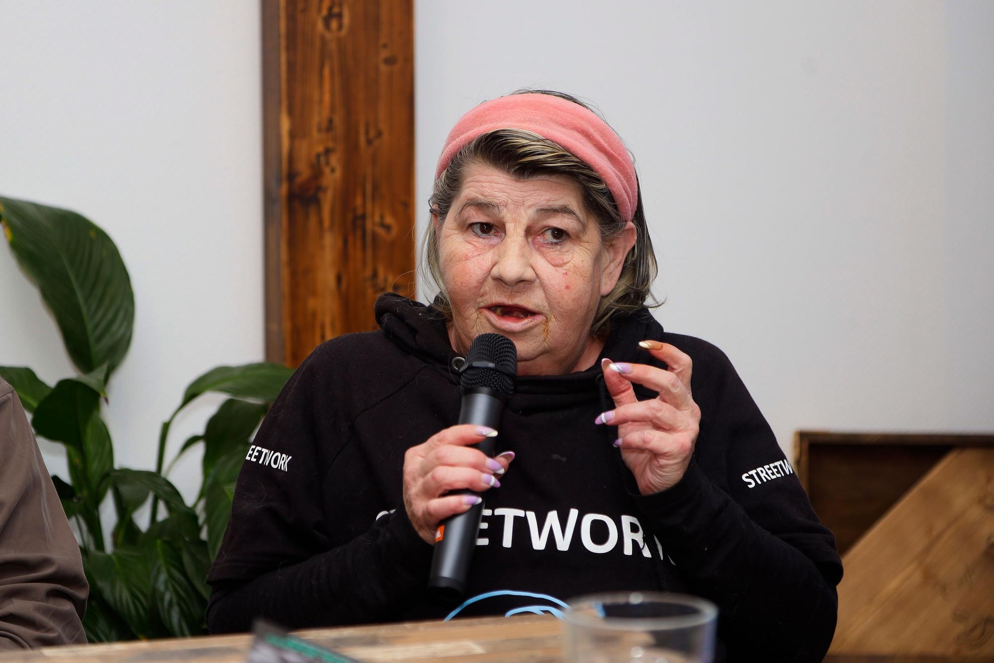 Linda Rennings mit Mikrofon in der Hand