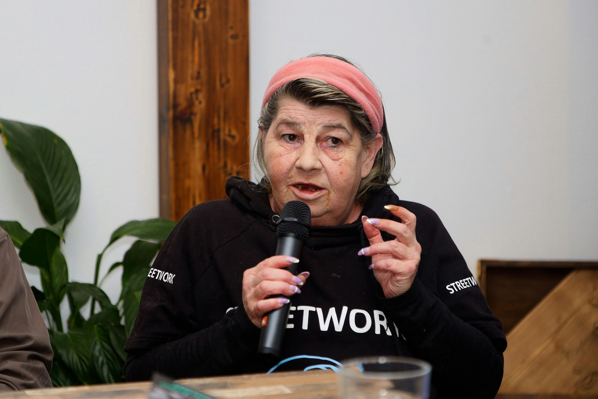Linda Rennings mit Mikrofon in der Hand