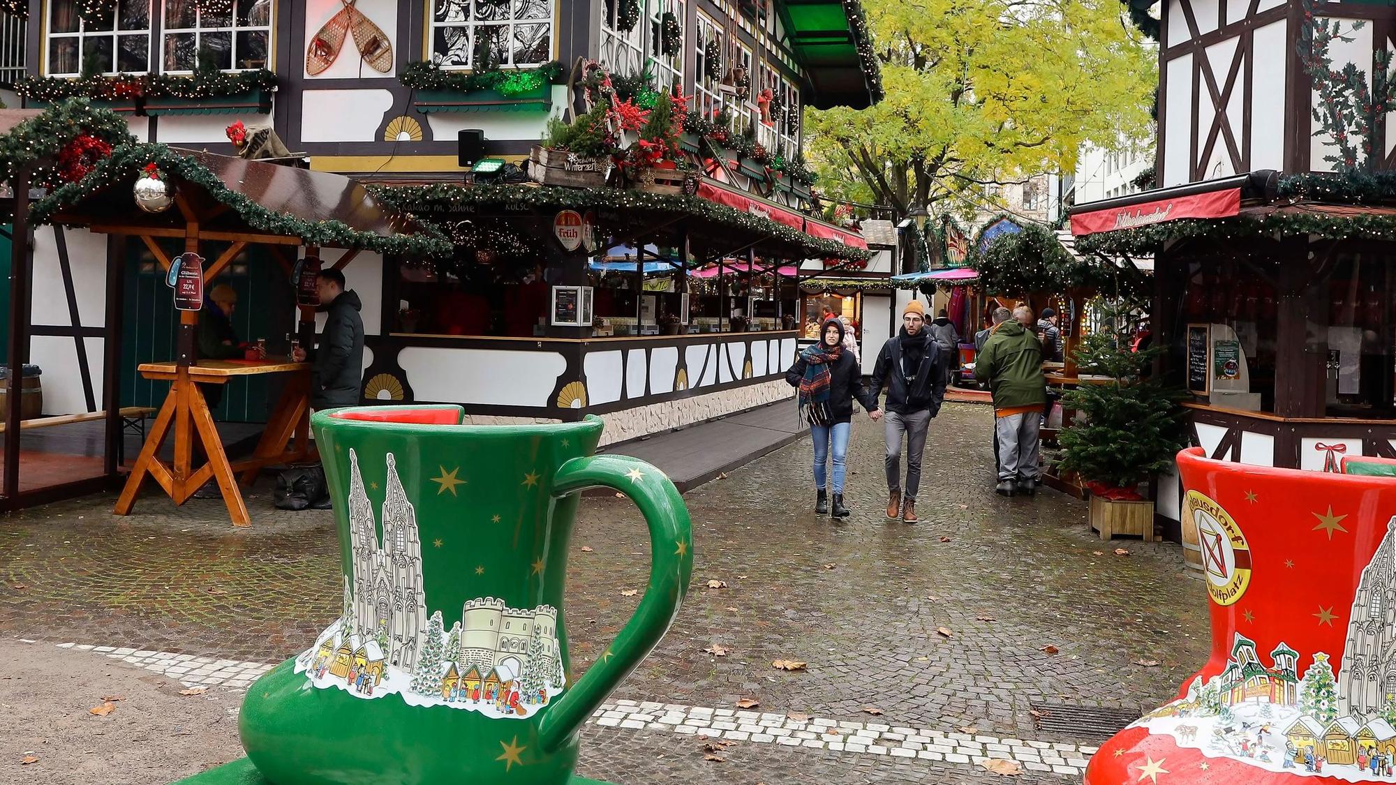Fachwerkhütten und große Glühwein-Becher im Weihnachtsmarkt am Rudolfplatz