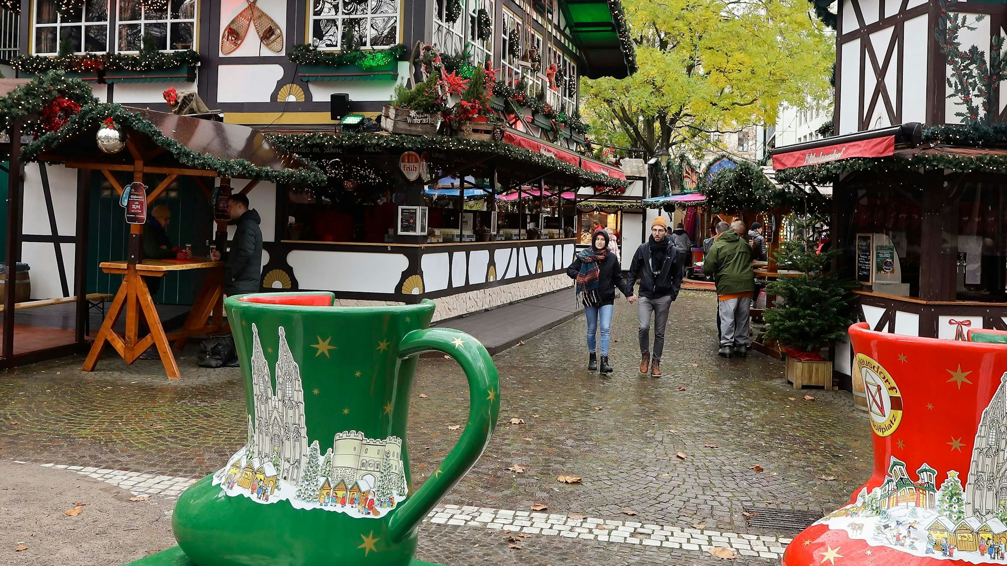 Fachwerkhütten und große Glühwein-Becher im Weihnachtsmarkt am Rudolfplatz