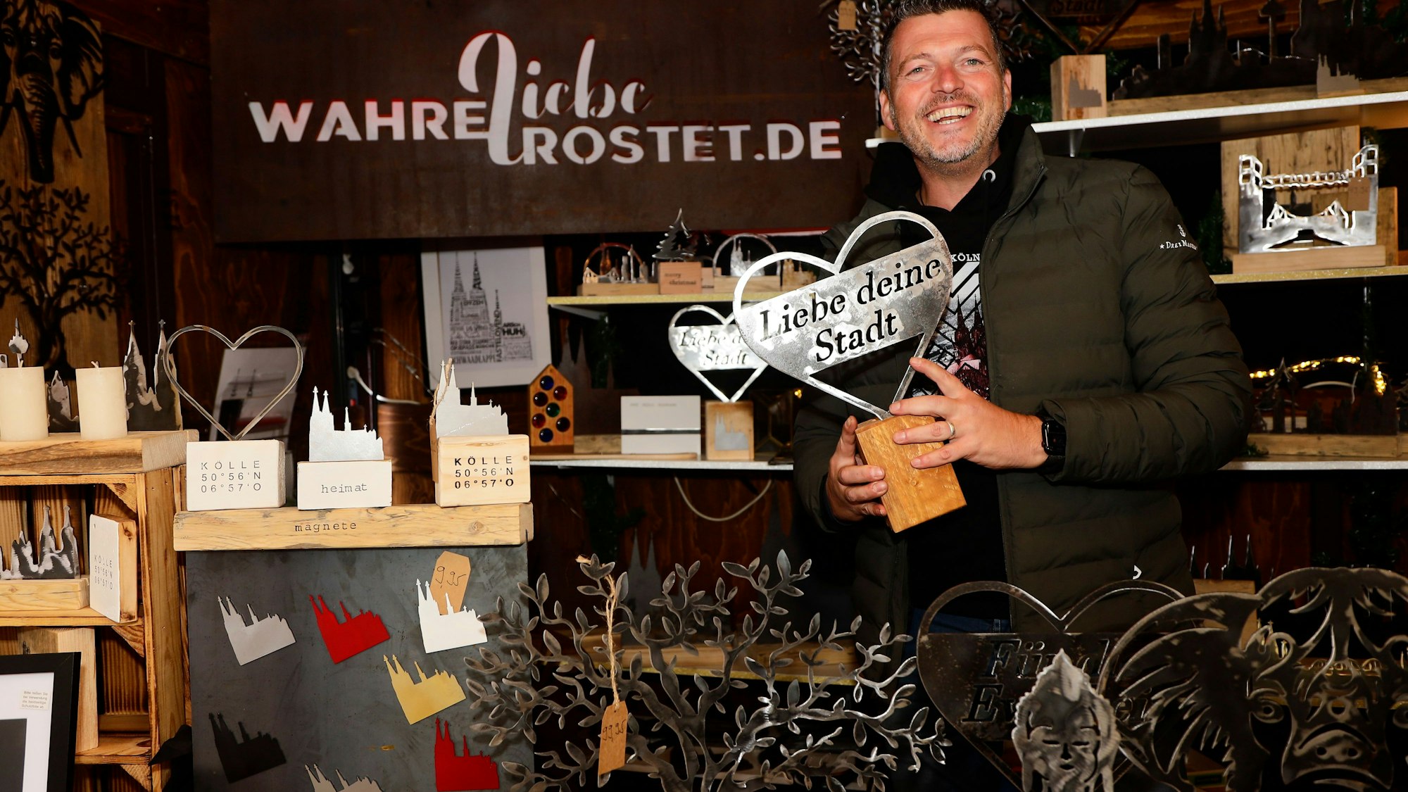 Björn Christoffer in seinem Stand unter dem Motto „Wahre Liebe rostet“