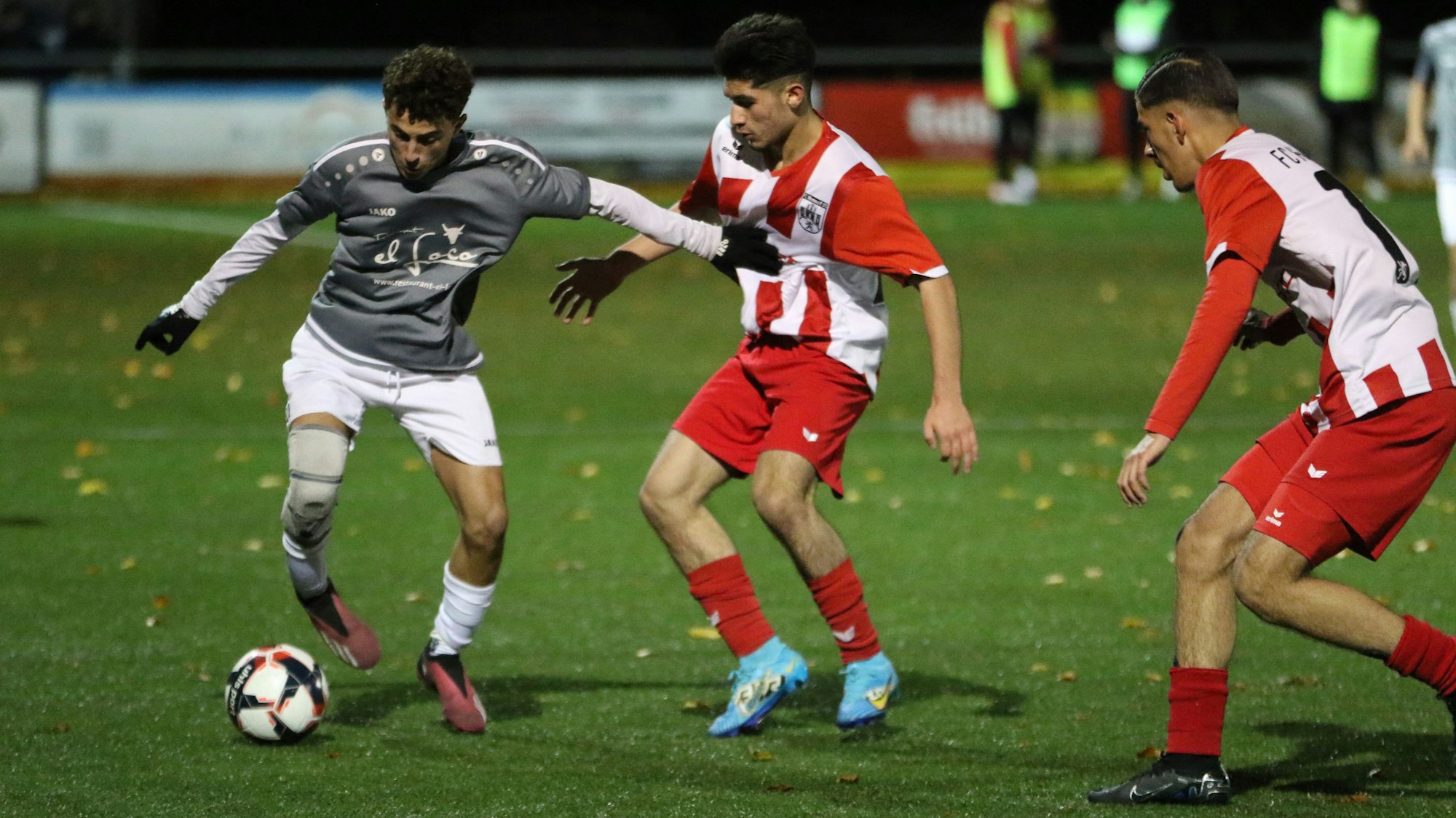 Das Bild zeigt Anas Bodabouz im Dribbling.