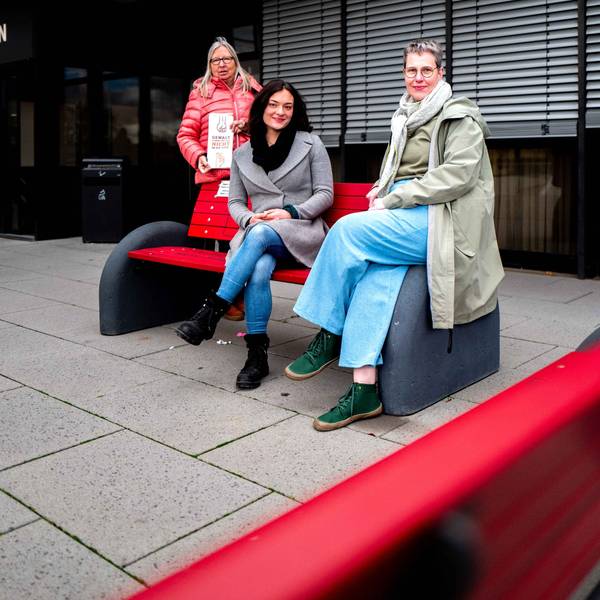 Engagieren sich gegen Gewalt an Frauen: Ellen Mende (v.l.), Alesha Gasior und Astrid Günther vor dem Kreishaus.