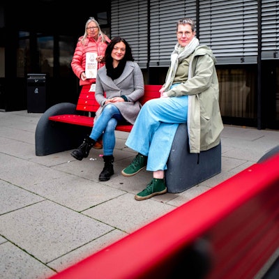 Engagieren sich gegen Gewalt an Frauen: Ellen Mende (v.l.), Alesha Gasior und Astrid Günther vor dem Kreishaus.