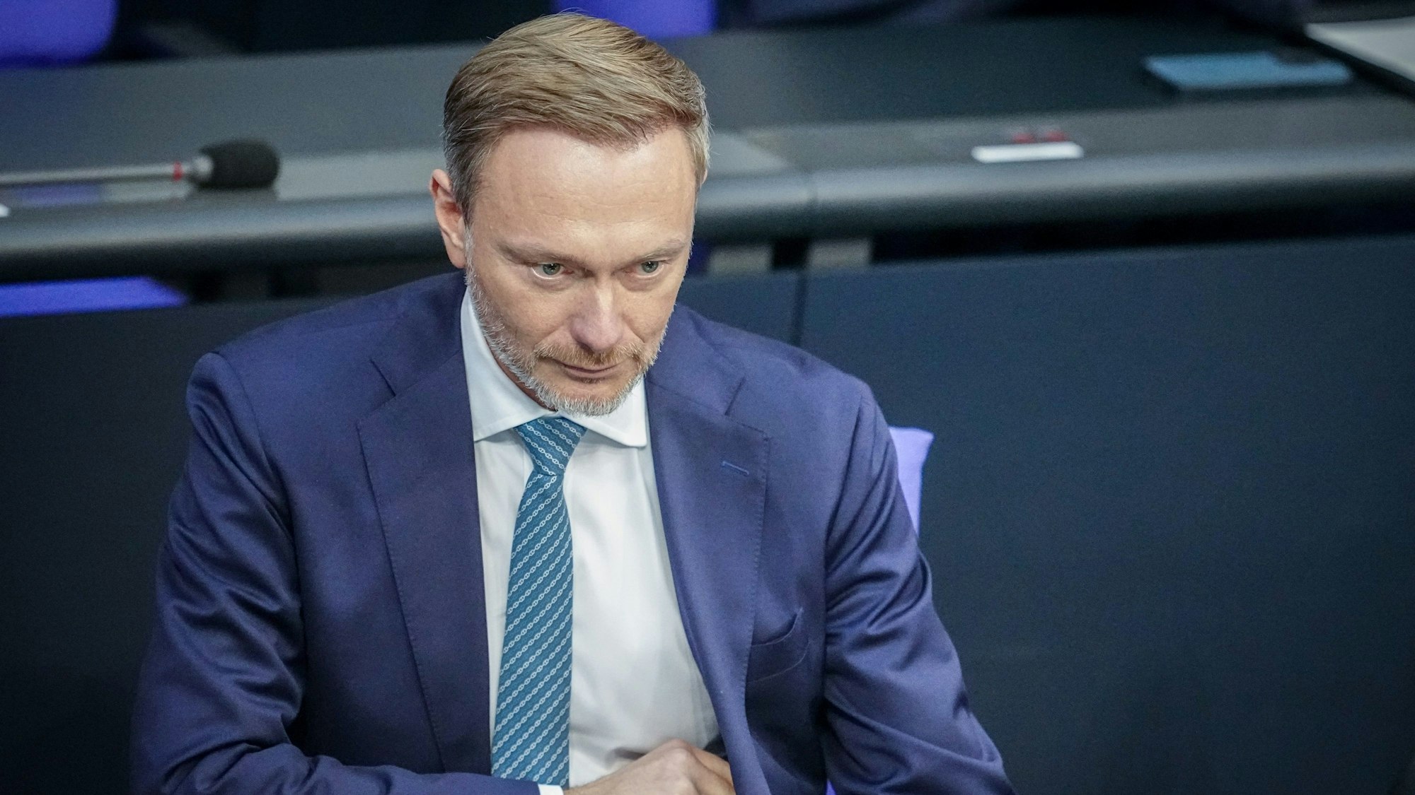 Christian Lindner (FDP), Bundesminister der Finanzen, nimmt an der Sitzung des Bundestags teil.