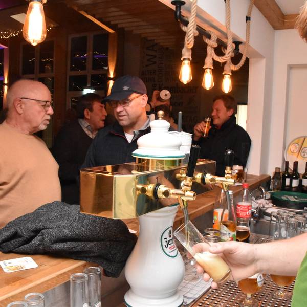 Hobbybühne Hurst
immer freitags Kneipe im Dorfhaus
An der Theke: Dieter Reichmann (l.), Kai Prange, Marvin Burhans am Zapfhahn