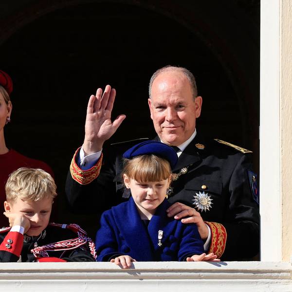 Fürstin Charlène (hinten links), Fürst Albert II. (hinten rechts), Fürst Jacques (vorne links) und Fürstin Gabriella (vorne rechts) beim Blick vom Balkon des Fürstenpalastes von Monaco während der Zeremonie zum Nationalfeiertag in Monaco.