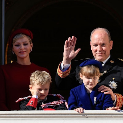Fürstin Charlène (hinten links), Fürst Albert II. (hinten rechts), Fürst Jacques (vorne links) und Fürstin Gabriella (vorne rechts) beim Blick vom Balkon des Fürstenpalastes von Monaco während der Zeremonie zum Nationalfeiertag in Monaco.