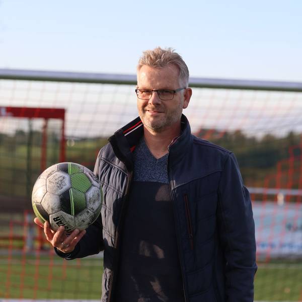 Nach dem Training am 14. Juni dieses Jahres brach Thorsten Rötzel auf dem Sportplatz von Morsbach-Wallerhausen zusammen, sein Herz stand still. Mannschaftskameraden der Spielvereinigung Wallerhausen konnten den 54-Jährigen reanimieren. Unser Foto zeigt den Fußballer auf dem Platz und dort, wo es passiert ist.