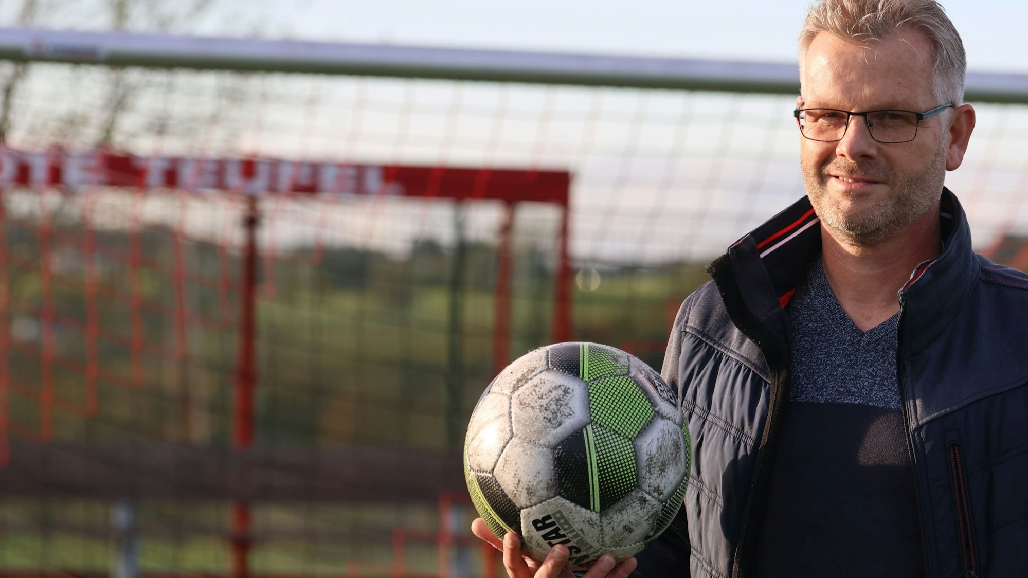 Nach dem Training am 14. Juni dieses Jahres brach Thorsten Rötzel auf dem Sportplatz von Morsbach-Wallerhausen zusammen, sein Herz stand still. Mannschaftskameraden der Spielvereinigung Wallerhausen konnten den 54-Jährigen reanimieren. Unser Foto zeigt den Fußballer auf dem Platz und dort, wo es passiert ist.