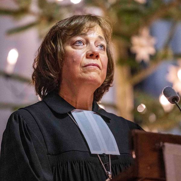 Annette Kurschus, Ratsvorsitzende der Evangelischen Kirche in Deutschland (EKD), tritt zurück (Archivbild zeigt Kurschus mit Talar und Beffchen)).