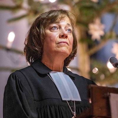 Annette Kurschus, Ratsvorsitzende der Evangelischen Kirche in Deutschland (EKD), tritt zurück (Archivbild zeigt Kurschus mit Talar und Beffchen)).