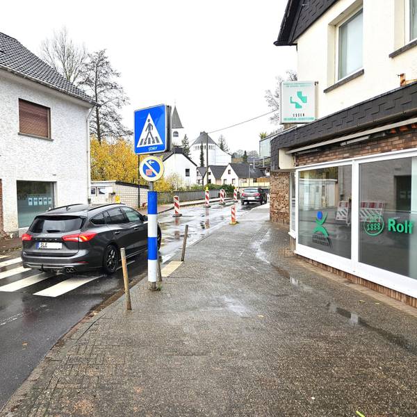 Zu sehen ist die halbseitig gesperrte Auffahrt zur Brücke und zwei Autos.