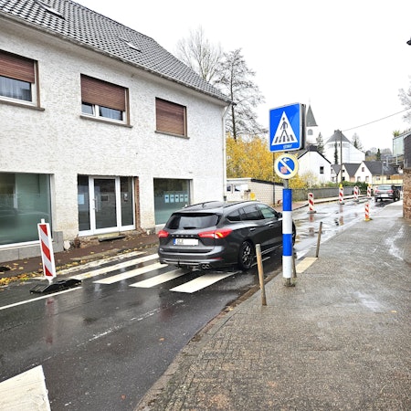 Zu sehen ist die halbseitig gesperrte Auffahrt zur Brücke und zwei Autos.