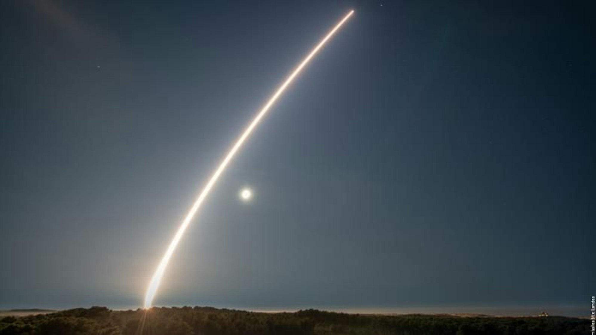 Diese vom französischen Verteidigungsministerium zur Verfügung gestellte Aufnahme zeigt den Test einer M51-Interkontinentallerakete bei Biscarosse. Das grelle Leuchten war über Hunderte Kilometer am europäischen Nachthimmel zu sehen.