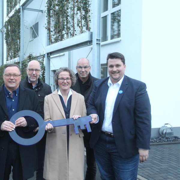 Prominente Gäste freuten sich über die Fertigsgtellung (v.l.): Landrat Sebastian Schuster, Bauträger Eric Schütz, BEG-Geschäftsführer Ludger Kloidt, Ministerin Ina Scharrenbach, Architekt Jo Kneutgen und Bürgermeister Alexander Biber.
