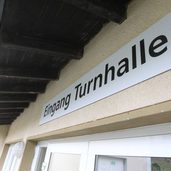 Gebäude mit Schild Eingang Turnhalle