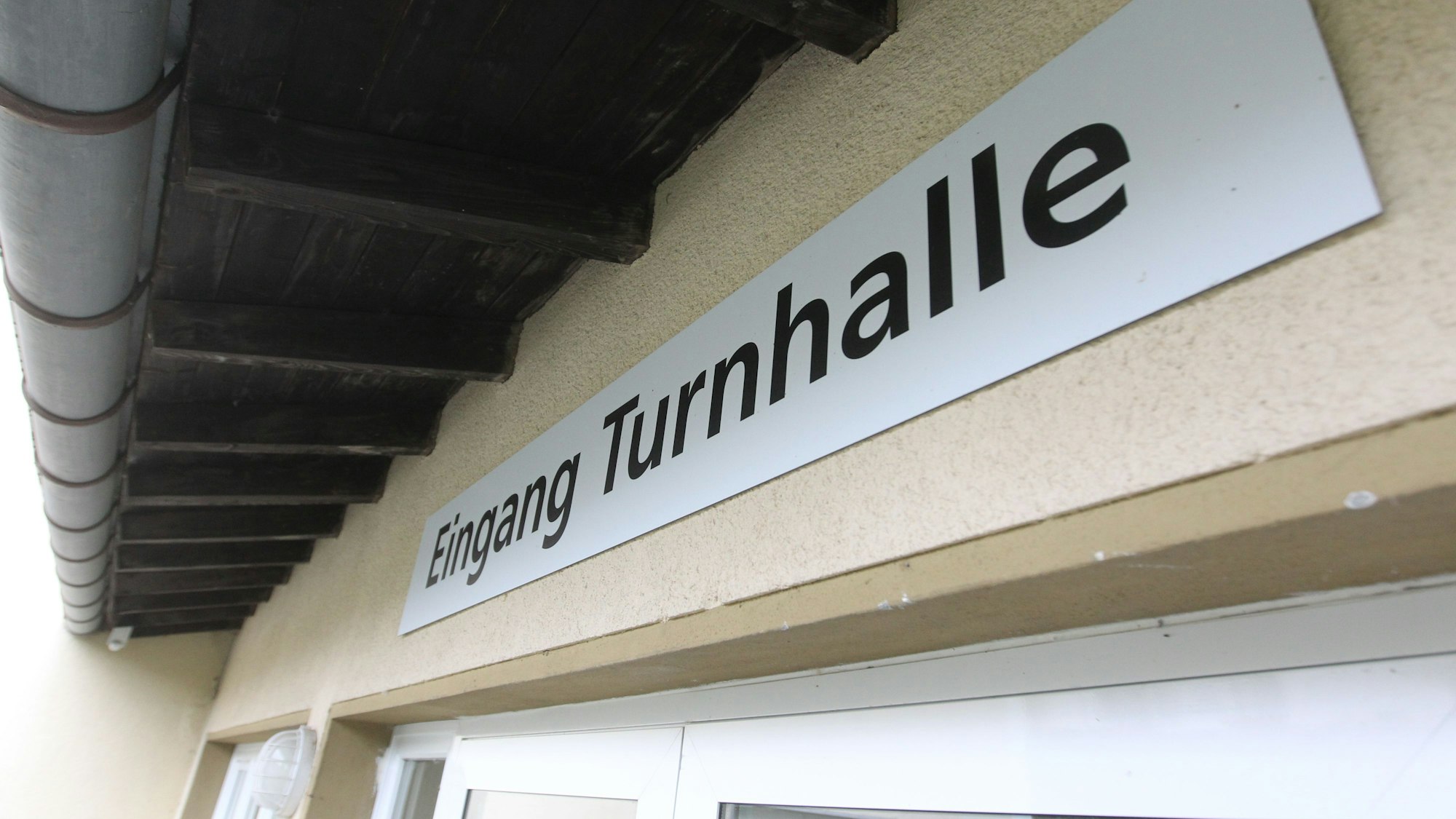 Die Turnhalle hat erheblichen Sanierungsbedarf und ist von daher abgängig.