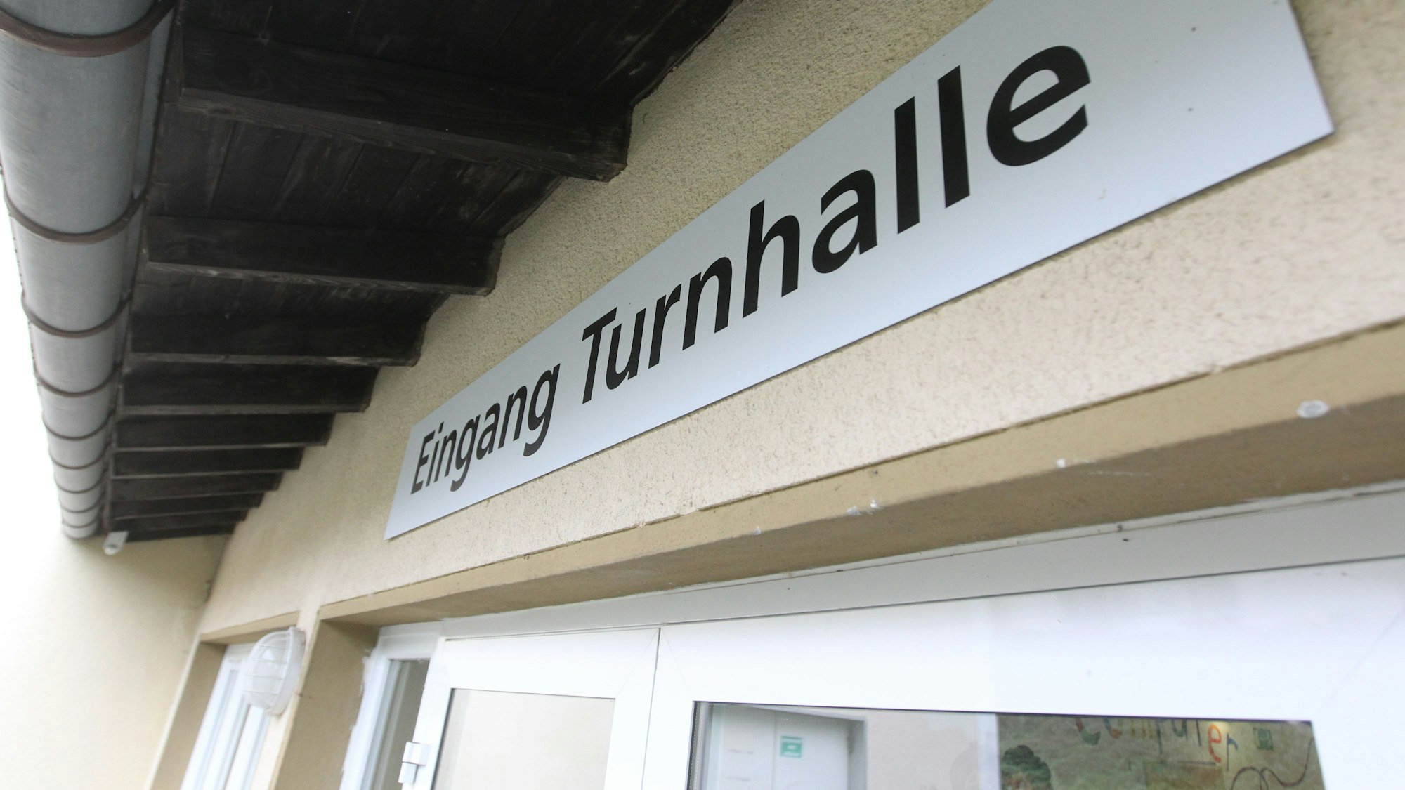 Gebäude mit Schild Eingang Turnhalle