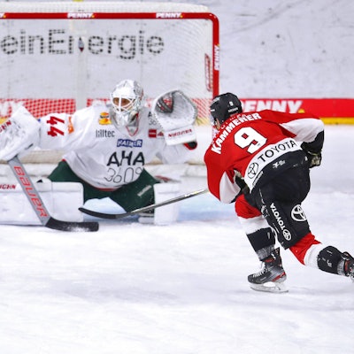 Maximilian Kammerer Kölner Haie verwandelt den Penalty zum 3:2 gegn die Augsburger Panther