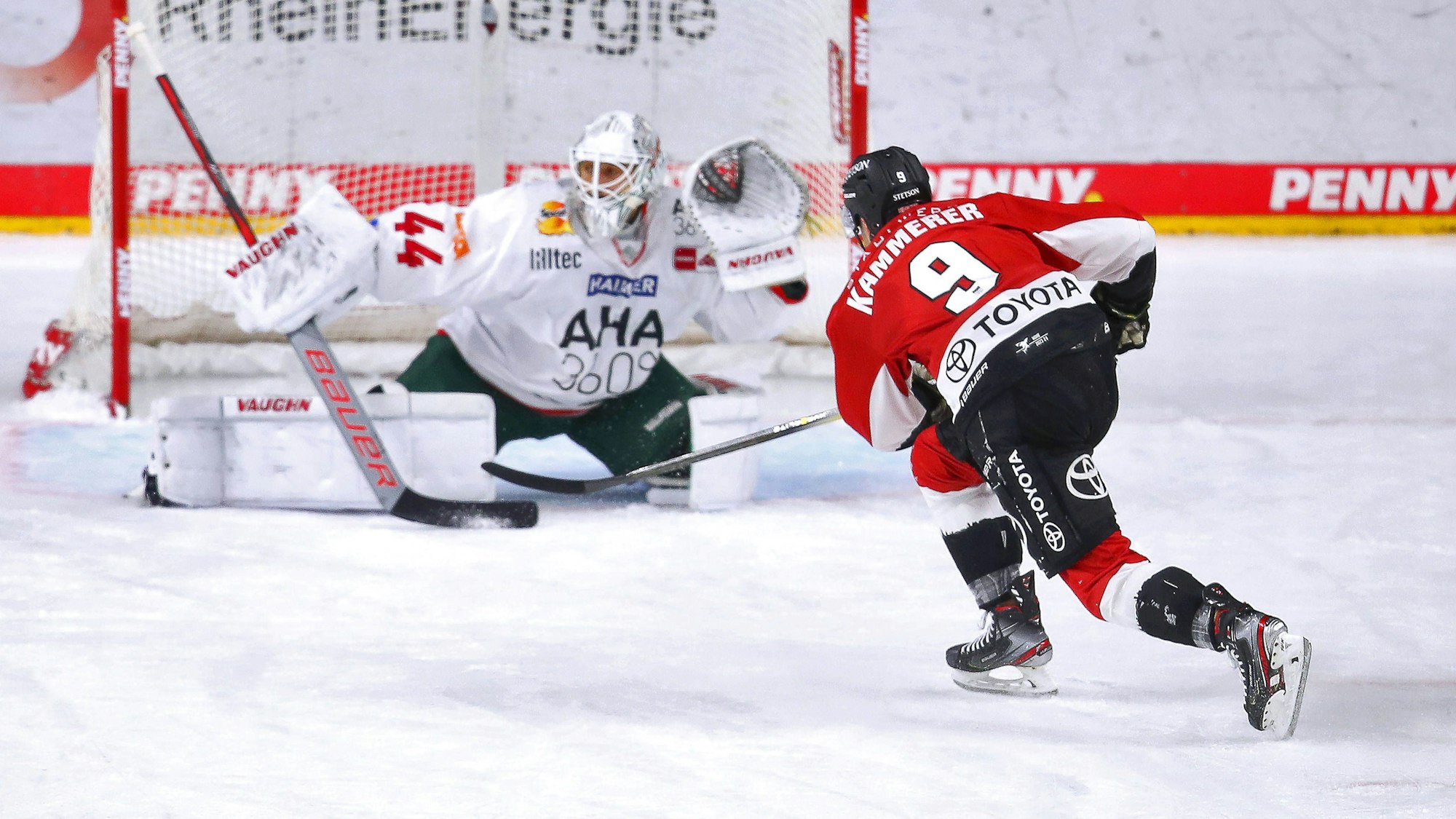 Maximilian Kammerer Kölner Haie verwandelt den Penalty zum 3:2 gegn die Augsburger Panther